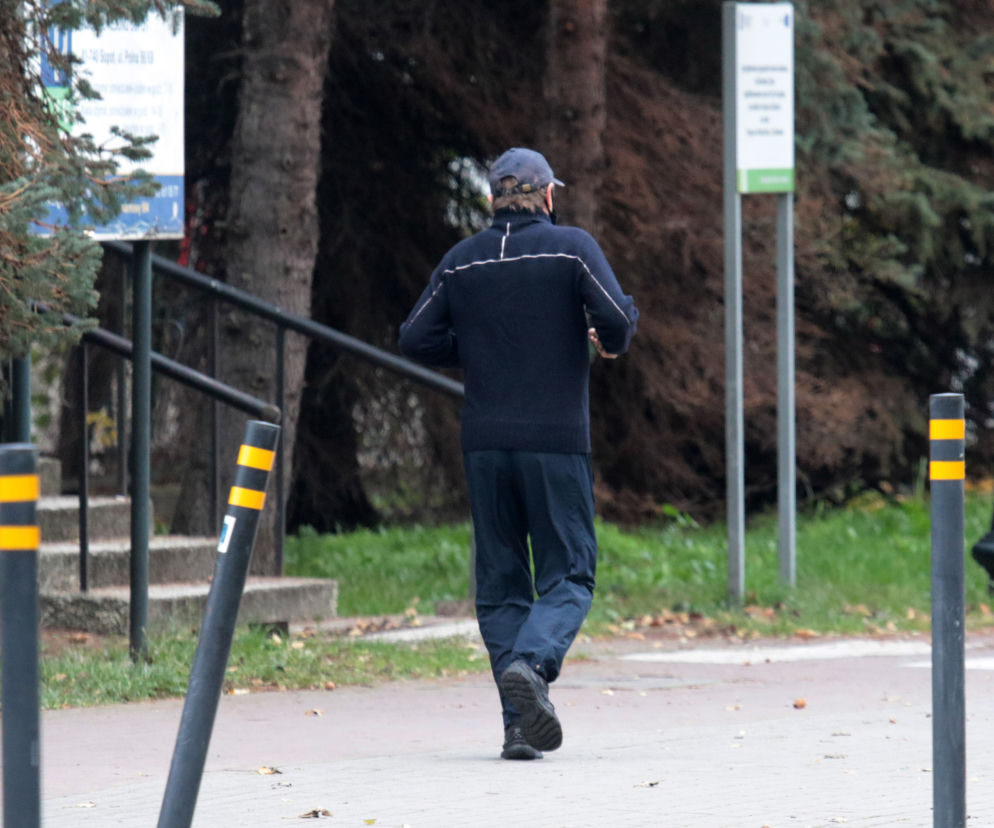 Tusk biega bez maseczki