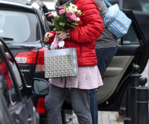 Joanna Moro z mężem i dzieckiem wychodzą po porodzie ze szpitala