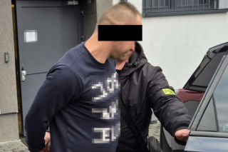 Agresywny 43-latek groził nożem sąsiadowi