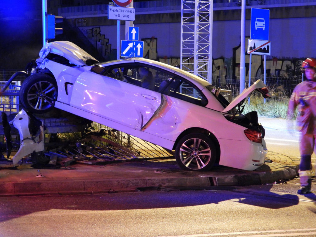 Dramatyczny wypadek na S8. BMW wylądowało na barierze