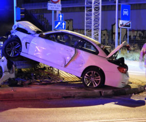 Dramatyczny wypadek na S8. BMW wylądowało na barierze