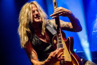 Doug Aldrich (eks-Whitesnake) wspomina swoją walkę z rakiem. Zachowałem dobre nastawienie