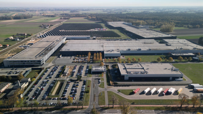 „Zdecydowałam się związać swoją przyszłość z automatyką, ponieważ widzę w niej stabilną i jednocześnie bardzo ciekawą ścieżkę zawodową” – opowiada nam Karolina Kałużna, inżynier automatyki  w JTI Polska