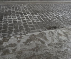 Skute lodem chodniki, ulice i... samochody. Trudny poranek dla kierowców w Lesznie