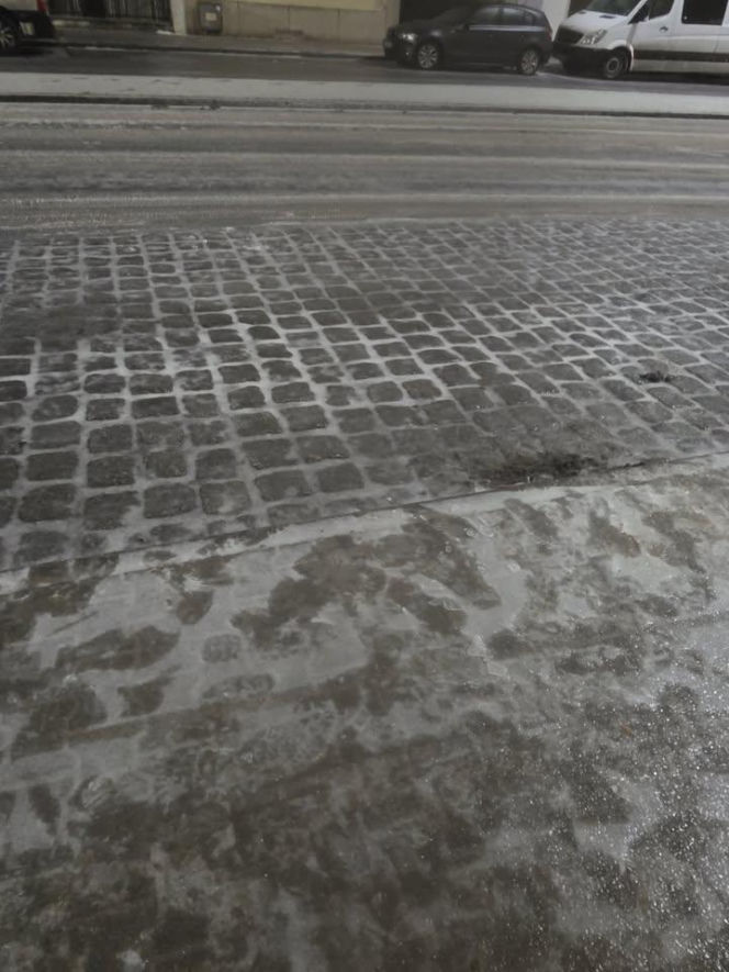 Skute lodem chodniki, ulice i... samochody. Trudny poranek dla kierowców w Lesznie