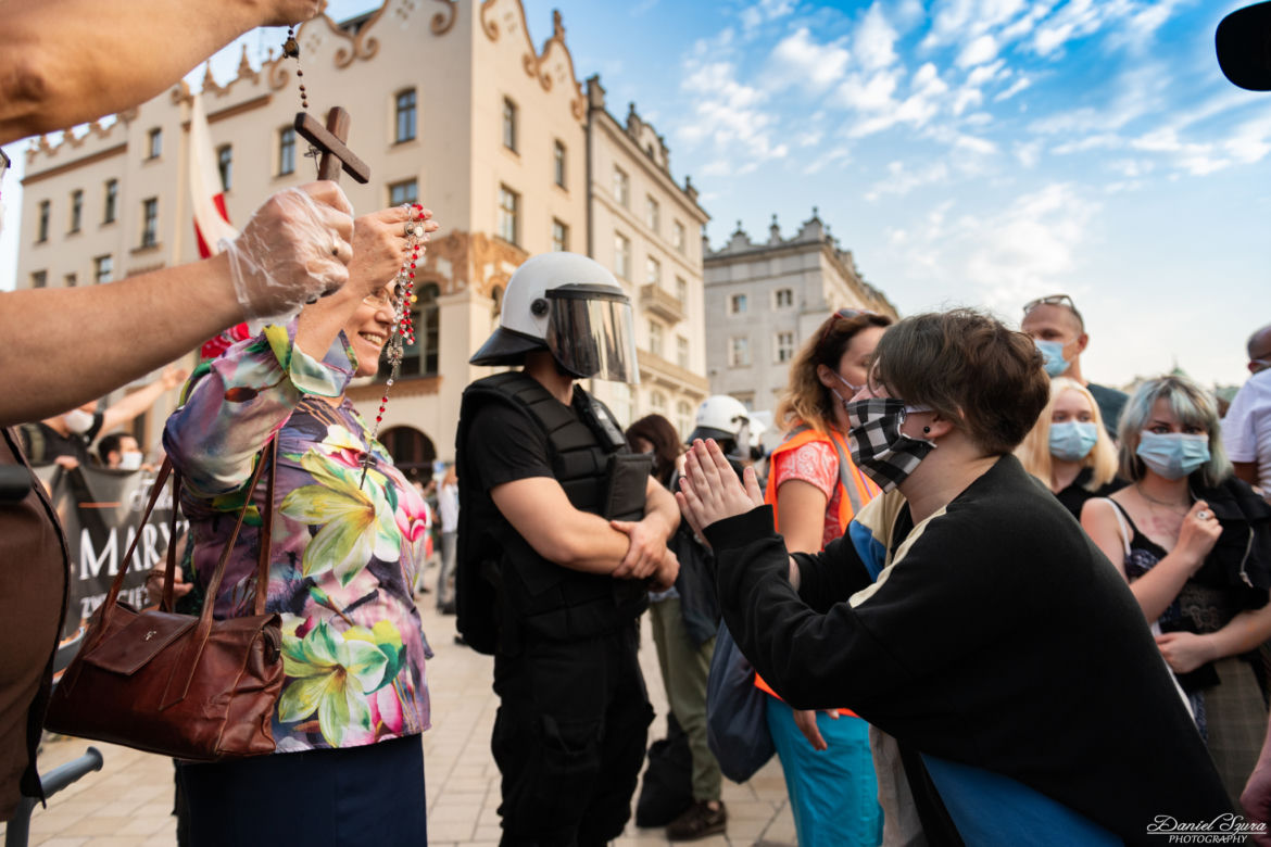 Małopolska kurator oświaty z różańcem na manifestacji środowisk LGBT