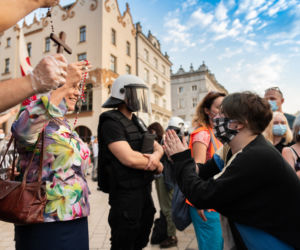 Małopolska kurator oświaty z różańcem na manifestacji środowisk LGBT