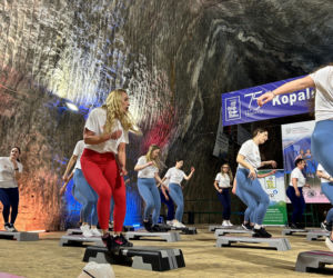 Trening fitness na stepie 600 metrów pod ziemią. Poznanianki zawalczyły o rekord Guinnessa