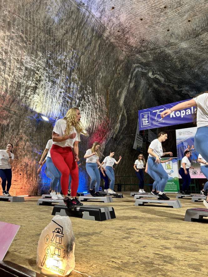Trening fitness na stepie 600 metrów pod ziemią. Poznanianki zawalczyły o rekord Guinnessa