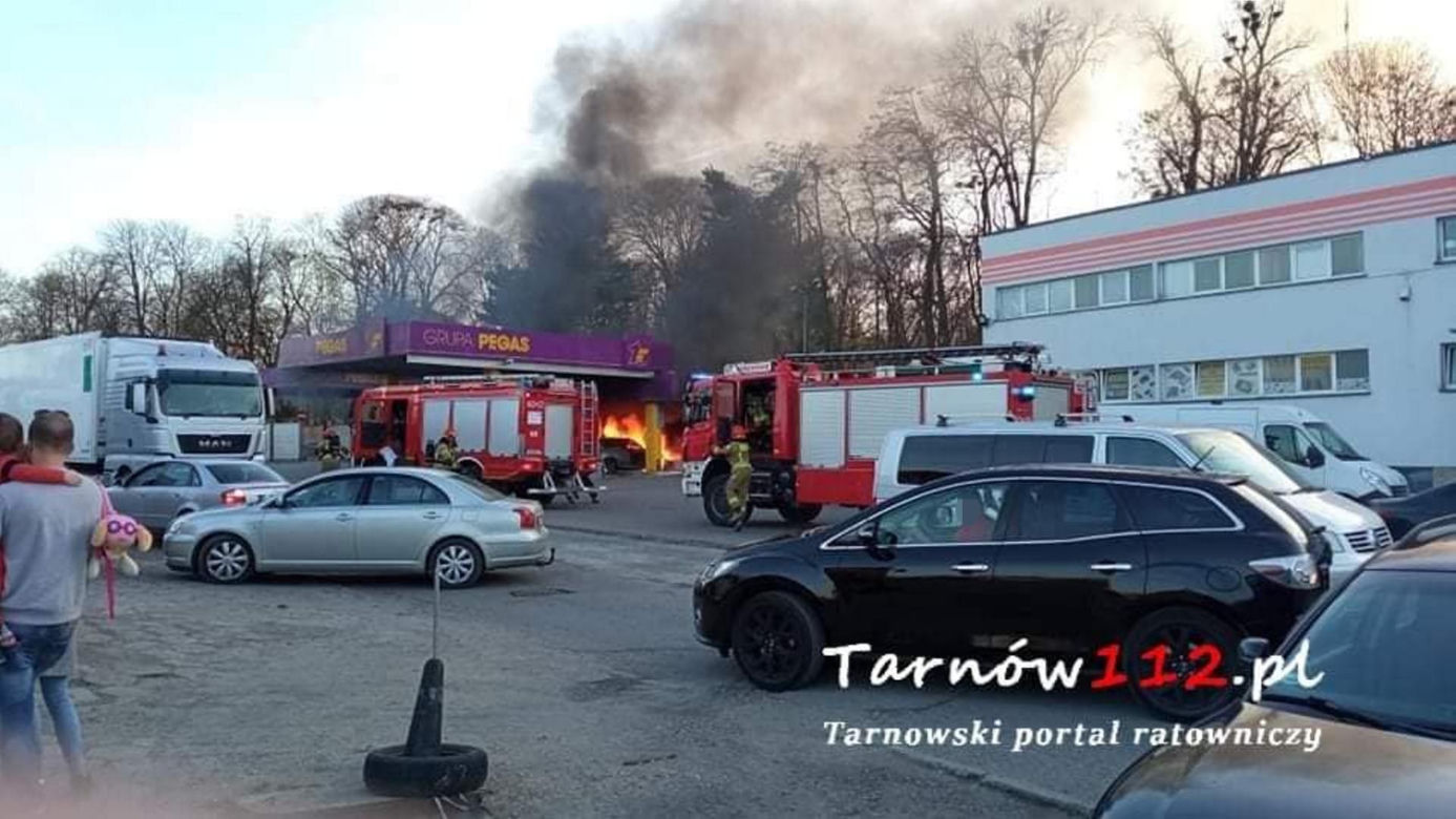 Tarnów. Ogromny pożar na stacji paliw. 47-latek z bmw staranował dystrybutory [ZDJĘCIA]