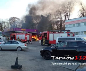 Tarnów. Ogromny pożar na stacji paliw. 47-latek z bmw staranował dystrybutory [ZDJĘCIA]