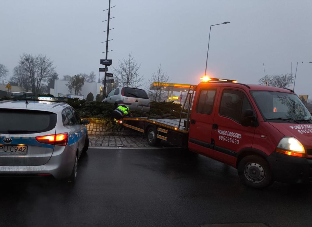 Niecodzienny „parking” na rondzie! 19-latek nie opanował Opla. Potem wyszło na jaw coś jeszcze