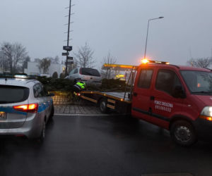 Niecodzienny „parking” na rondzie! 19-latek nie opanował Opla. Potem wyszło na jaw coś jeszcze