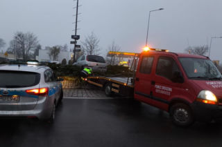 Niecodzienny „parking” na rondzie! 19-latek nie opanował Opla. Potem wyszło na jaw coś jeszcze