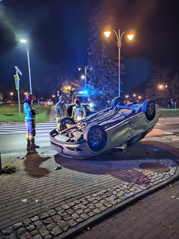 Poważny wypadek na Placu Pokoju Toruńskiego. Auto dachowało