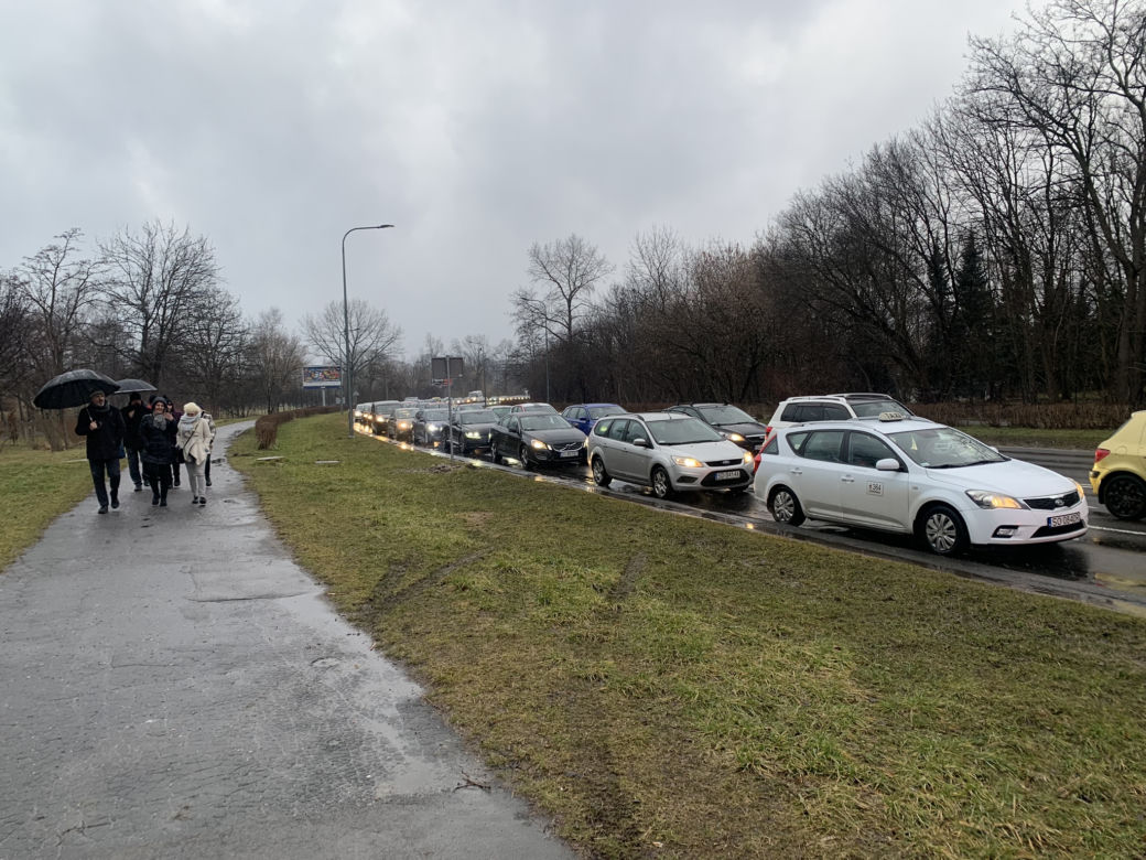 Mecz Zagłębia sparaliżował Sosnowiec.  Na ulicach wokół stadionu wytworzyły się ogromne korki, kibice nie mają gdzie parkować
