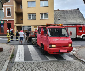 Wronki: Kierowca BMW zasnął i wjechał w budynek