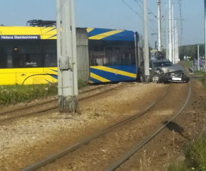 Poważny wypadek w Toruniu! Tramwaj zderzył się z samochodem. Zdjęcia z miejsca zdarzenia