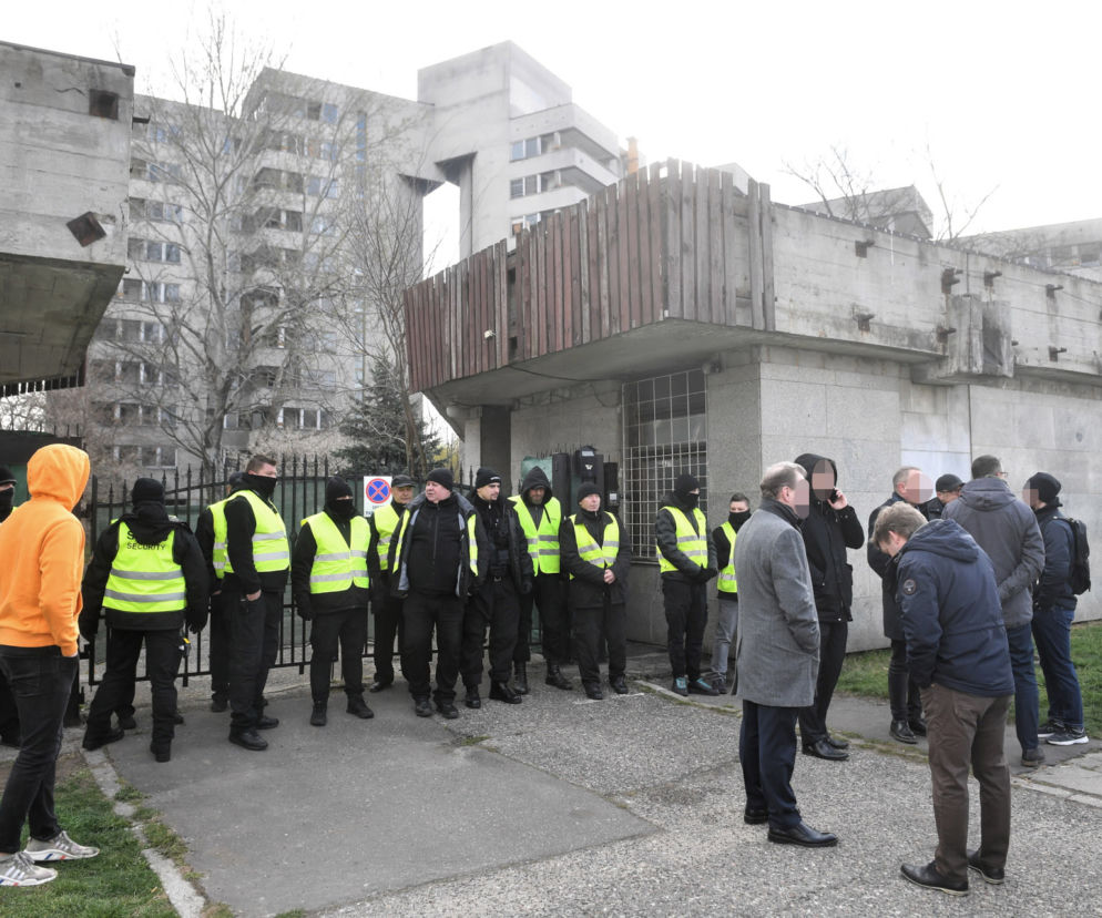 Warszawa przejmuje Szpiegowo. Rosjanie wynajęli grupę ochroniarzy