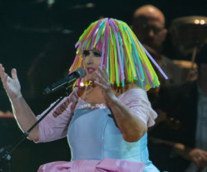Koncert dla Niepodległej: Maryla Rodowicz w peruce z kolorowych słomek!