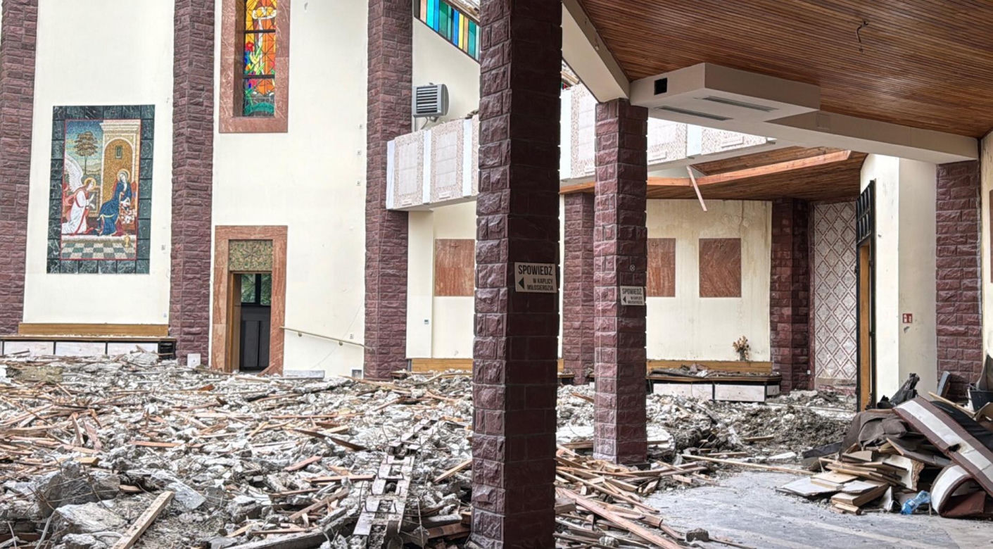 Potężny pożar strawił kościół. Pokruszony beton w miejscu ołtarza, dziura w ścianie w miejscu tabernakulum