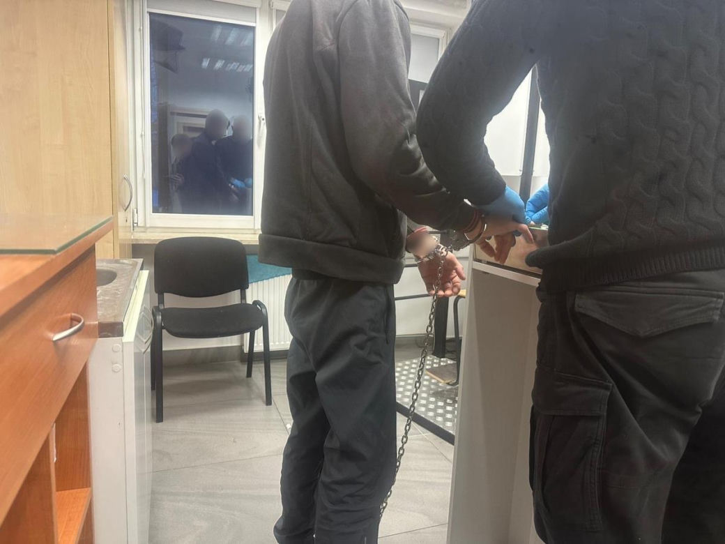 Zuchwała kradzież puszki WOŚP w Łomży. 40-letni recydywista zaatakował policjantów nożem