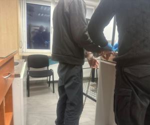 Zuchwała kradzież puszki WOŚP w Łomży. 40-letni recydywista zaatakował policjantów nożem