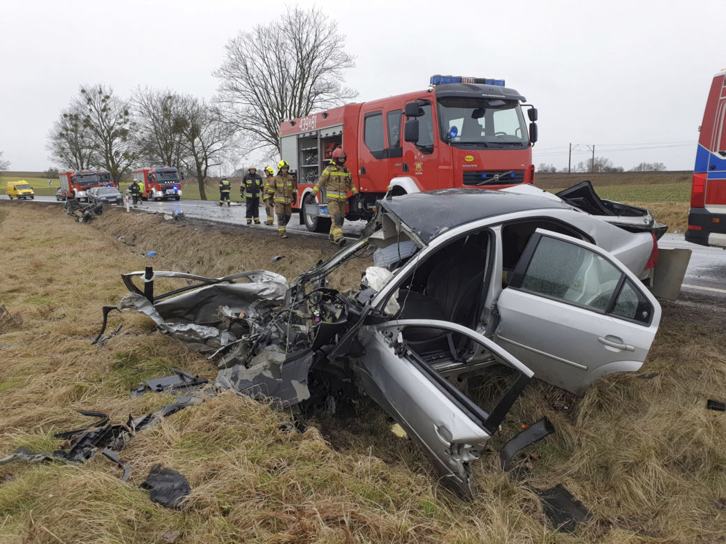 Śmiertelny wypadek na DK11 pod Kluczborkiem! 42-latek zginął po zderzeniu z tirem 