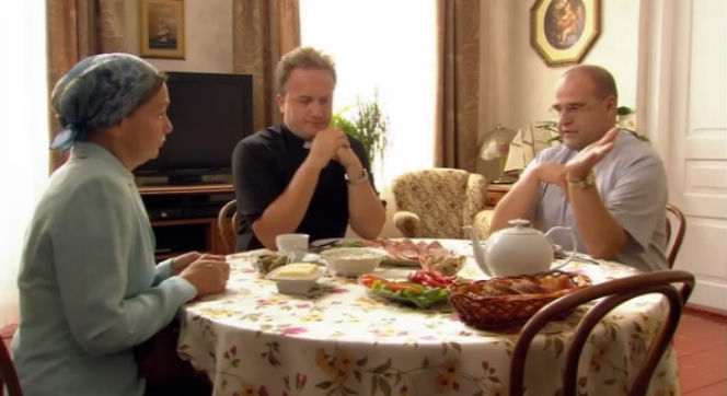 Ranczo 9 sezon odc. 116. Solejukowa (Katarzyna Żak), ksiądz Robert (Bartek Kasprzykowski), biskup Kozioł (Cezary Żak)