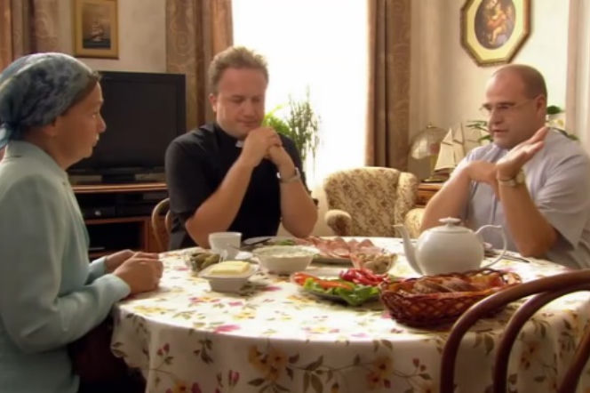 Ranczo 9 sezon odc. 116. Solejukowa (Katarzyna Żak), ksiądz Robert (Bartek Kasprzykowski), biskup Kozioł (Cezary Żak)