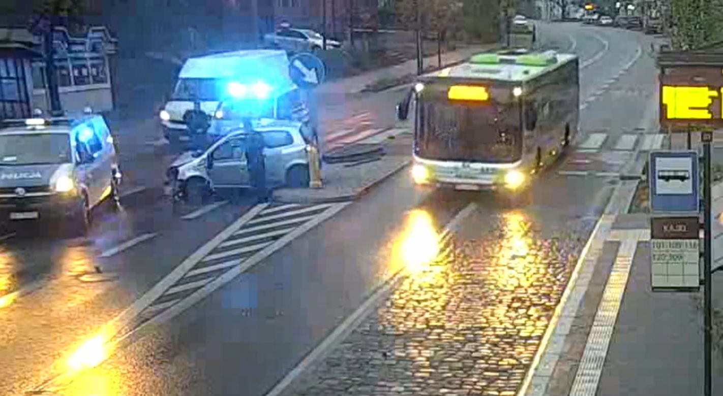 Szalony rajd ulicami Olsztyna! 30-latek huknął w autobus, a później rozbił przed komendą policji [ZDJĘCIA]