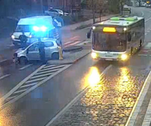 Szalony rajd ulicami Olsztyna! 30-latek huknął w autobus, a później rozbił przed komendą policji [ZDJĘCIA]