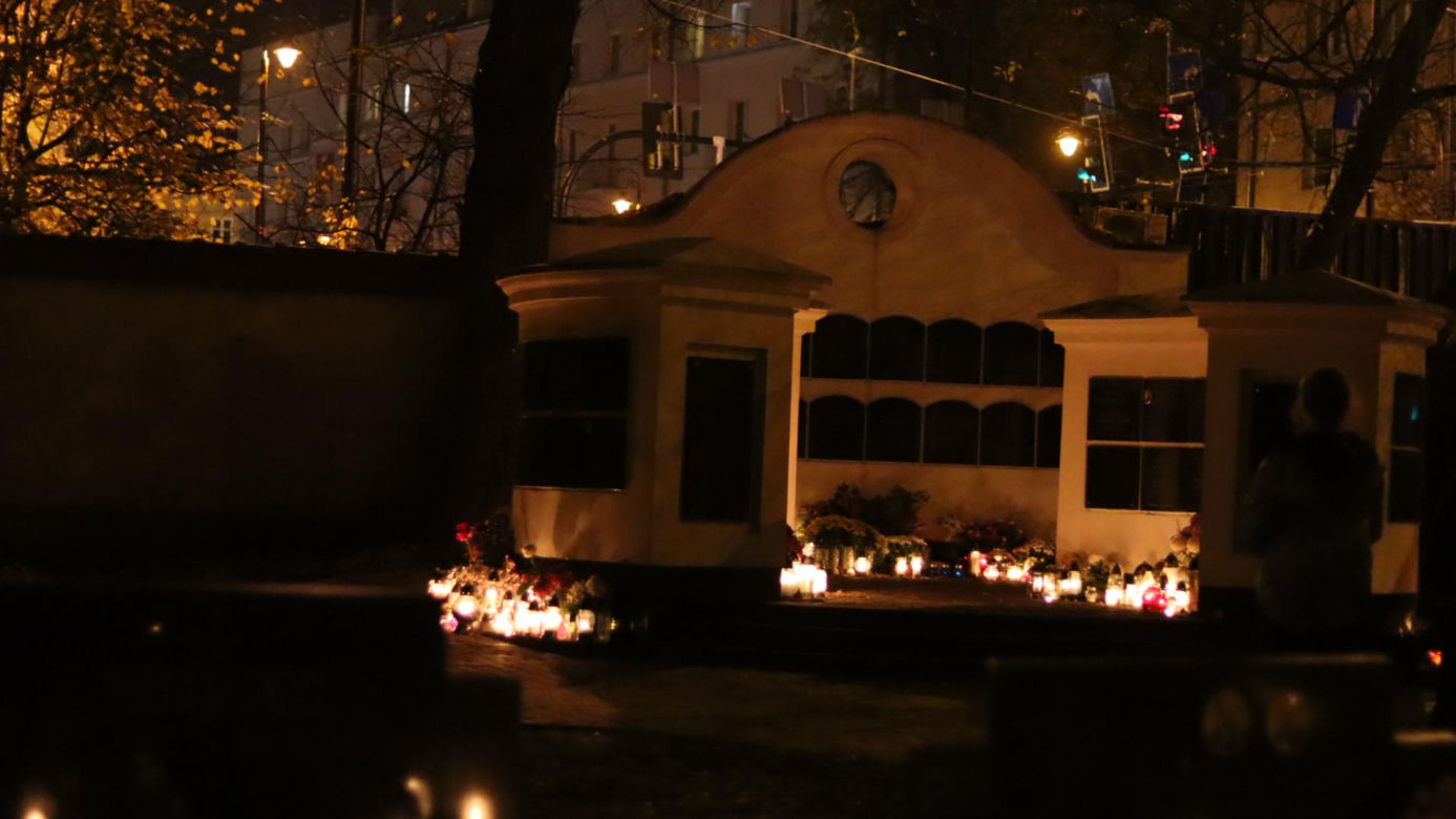 Tysiące płomieni. Tak wygląda lubelski cmentarz po zmroku. Zobaczcie!