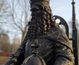 Nowa perełka Świętokrzyskiego. Posągi królów Polski obok legendarnego Dębu Bartka