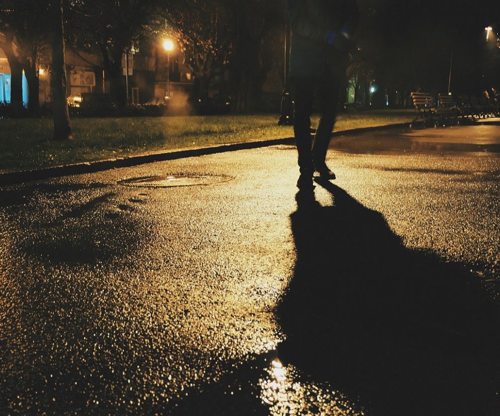 Policja zachęca do używania odblasków podczas poruszania się drogą w okresie jesiennym