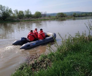 Zaginął 48-latek. Policjanci, strażacy i żołnierze sprawdzają brzeg rzeki
