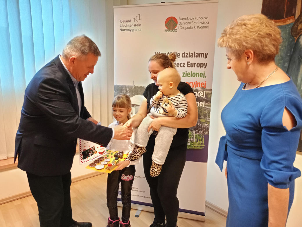 Podsumowanie konkursu na bożonarodzeniową kartkę świąteczną z recyklingu odbyło się w siedzibie Przedsiębiorstwa Energetycznego w Siedlcach