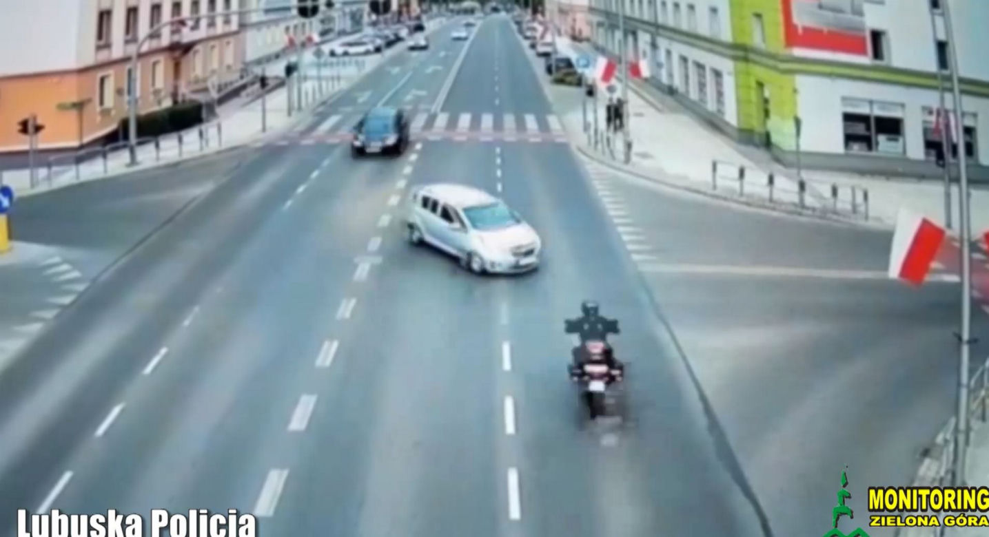 Przerażający wypadek w Zielonej Górze! Motocyklista wyleciał w powietrze po zderzeniu z chevroletem [ZDJĘCIA].