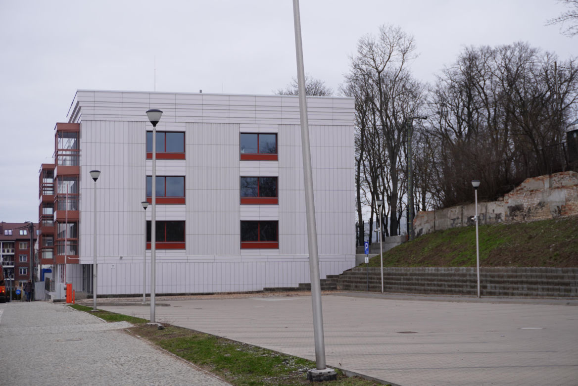 Blok z widokiem na betonowy mur. To "prestiżowa" inwestycja w Białymstoku