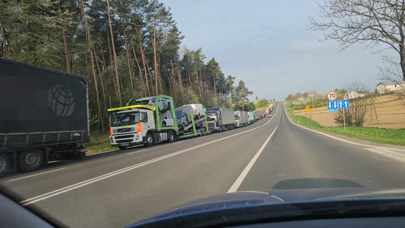 Tiry znów stoją w gigantycznych kolejkach do granicy