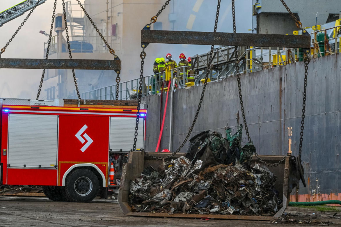 Potężny pożar statku w porcie w Gdańsku! Ogień zajął ładownię, na miejscu około 100 strażaków