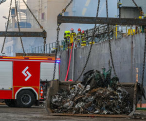 Potężny pożar statku w porcie w Gdańsku! Ogień zajął ładownię, na miejscu około 100 strażaków