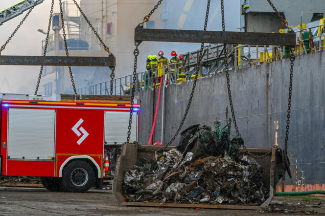 Potężny pożar statku w porcie w Gdańsku! Ogień zajął ładownię, na miejscu około 100 strażaków