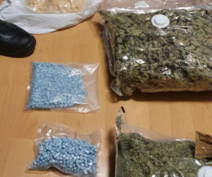 Broń, amunicja i wiele kilogramów narkotyków w Poznaniu! Zatrzymani prędko nie wyjdą zza krat!