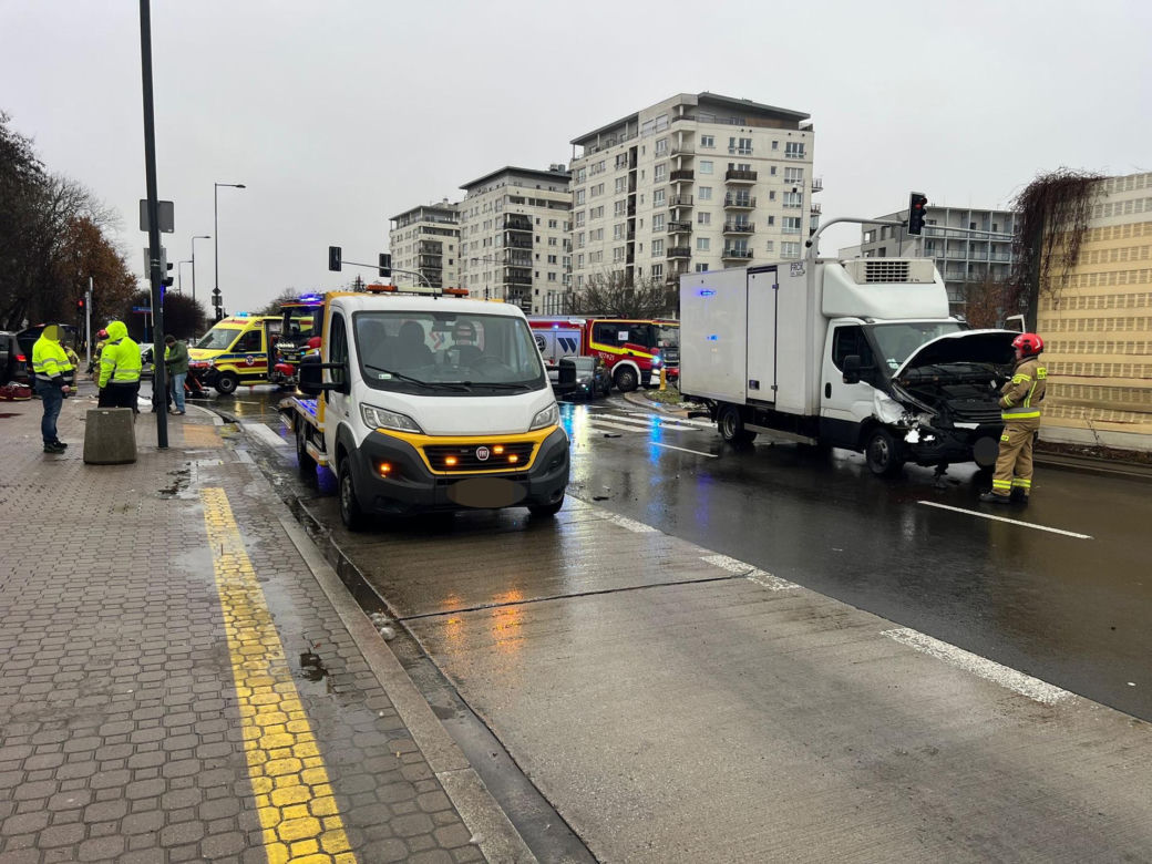 Wypadek na Maczka w Warszawie. Trzy osoby w szpitalu, ogromne utrudnienia w kierunku centrum.