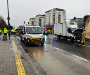 Wypadek na Maczka w Warszawie. Trzy osoby w szpitalu, ogromne utrudnienia w kierunku centrum.