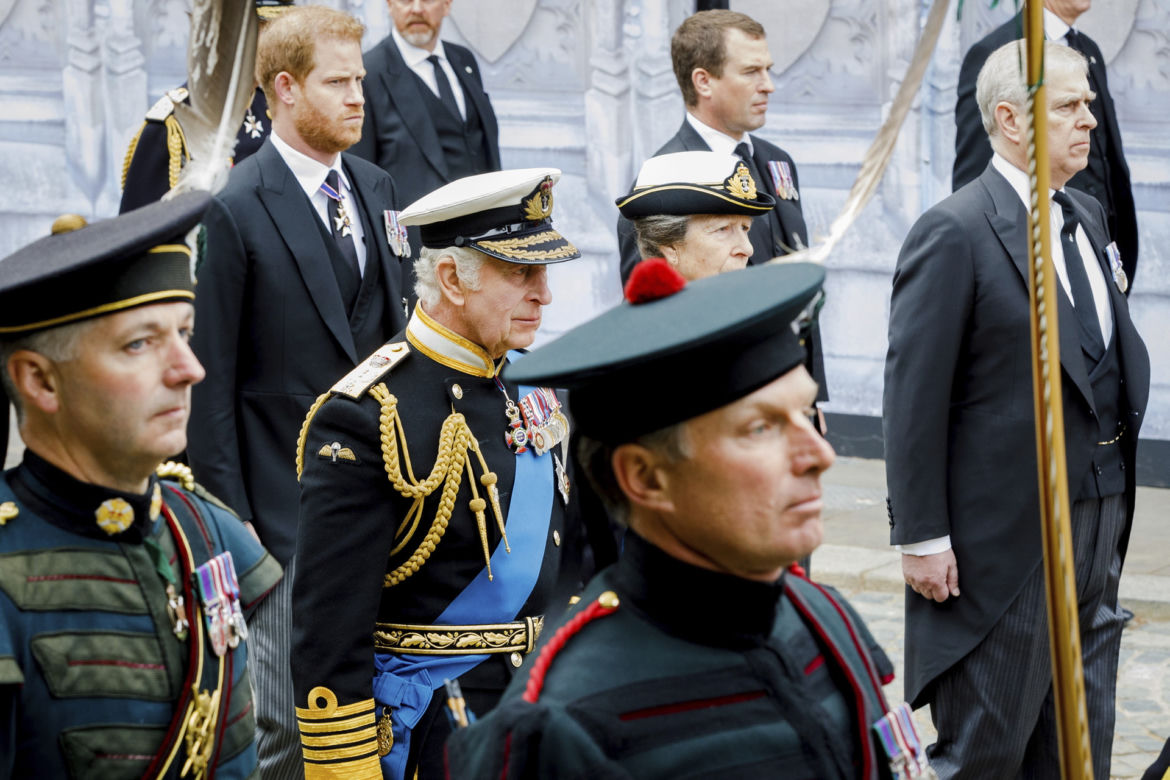 Łzy poddanych i trumna zmierzająca do Westminsteru