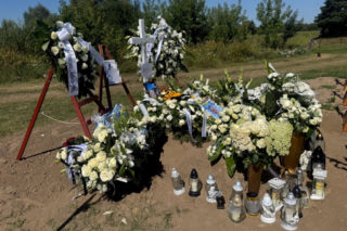 Chcieli tylko się schłodzić, doszło do tragedii. Groby Oskara i Dominika utonęły w kwiatach