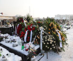 Morze kwiatów na grobie znanego i uwielbianego sklepikarza z Ząbek