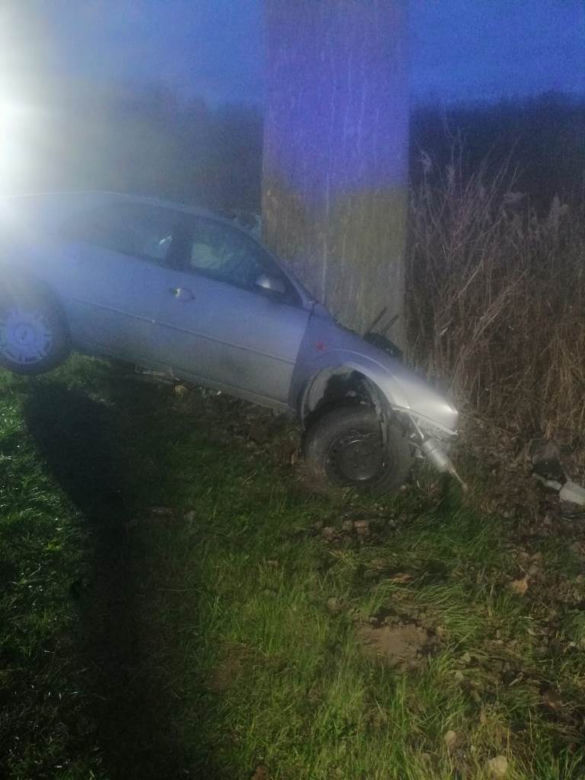 Ford roztrzaskał się na drzewie. 27-letni legniczanin zginął na miejscu